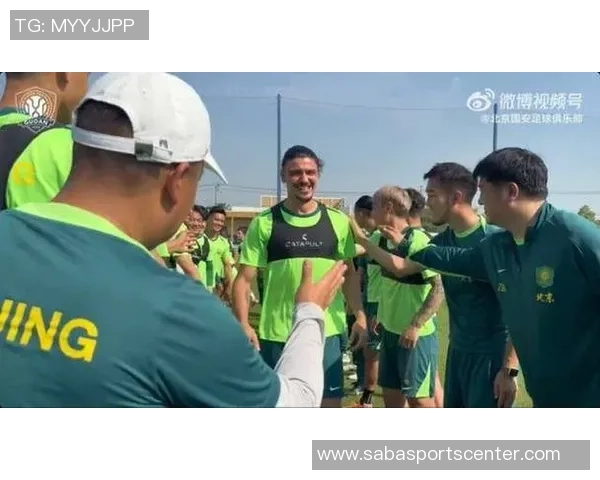 中卫外援拉莫斯身穿国安外套亮相训练场引发球迷热议